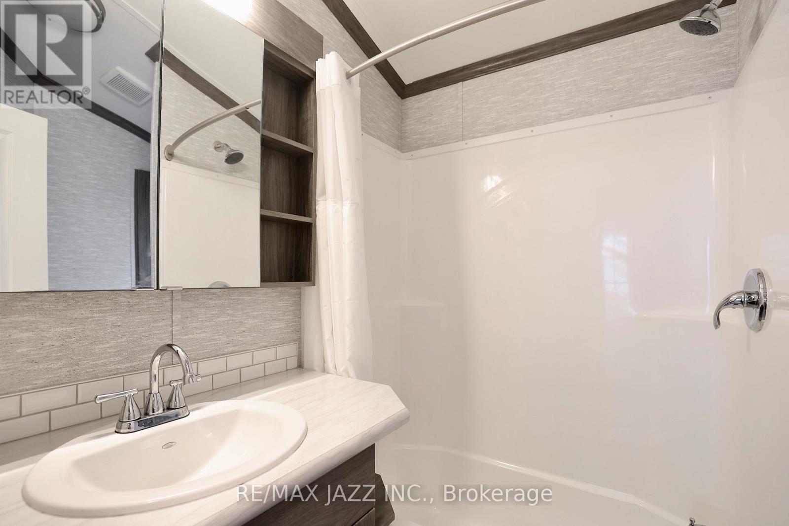 Photo 12 of 819 225 Platten Boulevard, Scugog ON
