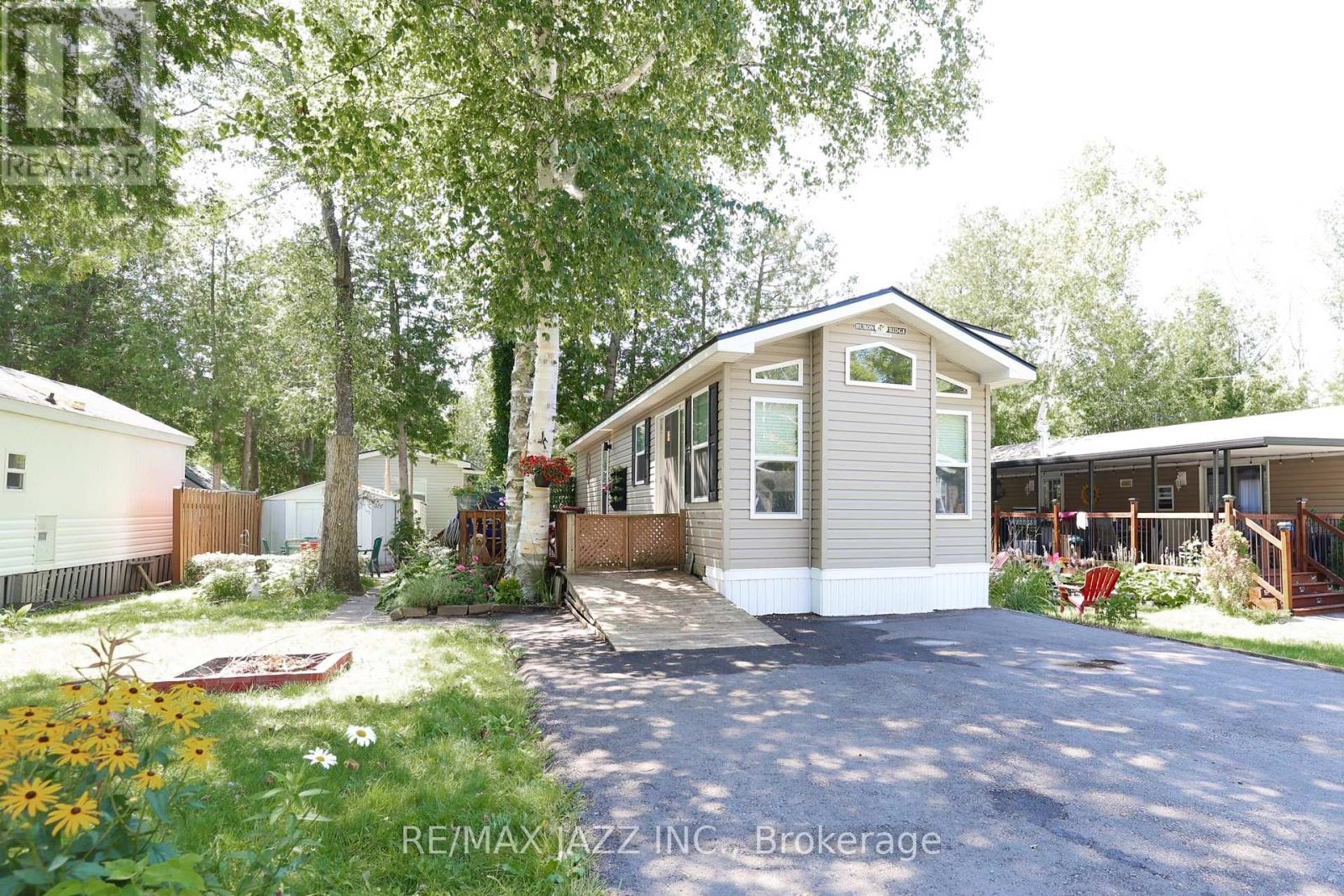 Photo 2 of 819 225 Platten Boulevard, Scugog ON