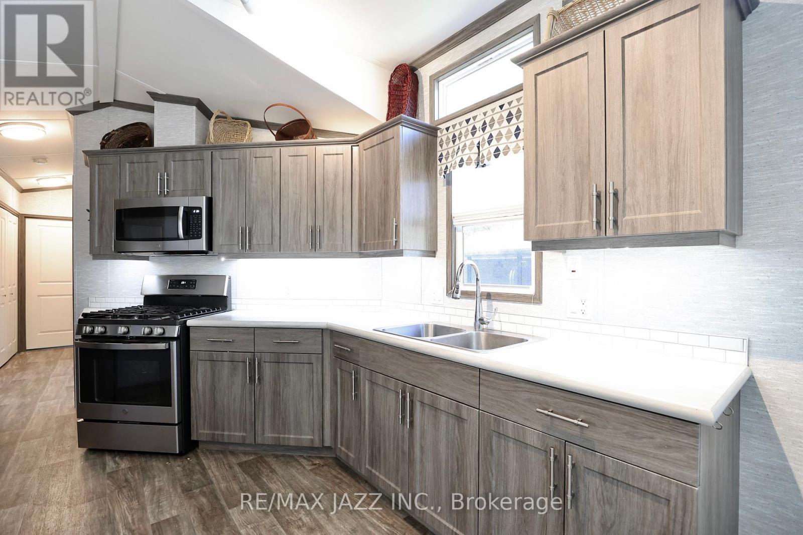 Photo 3 of 819 225 Platten Boulevard, Scugog ON