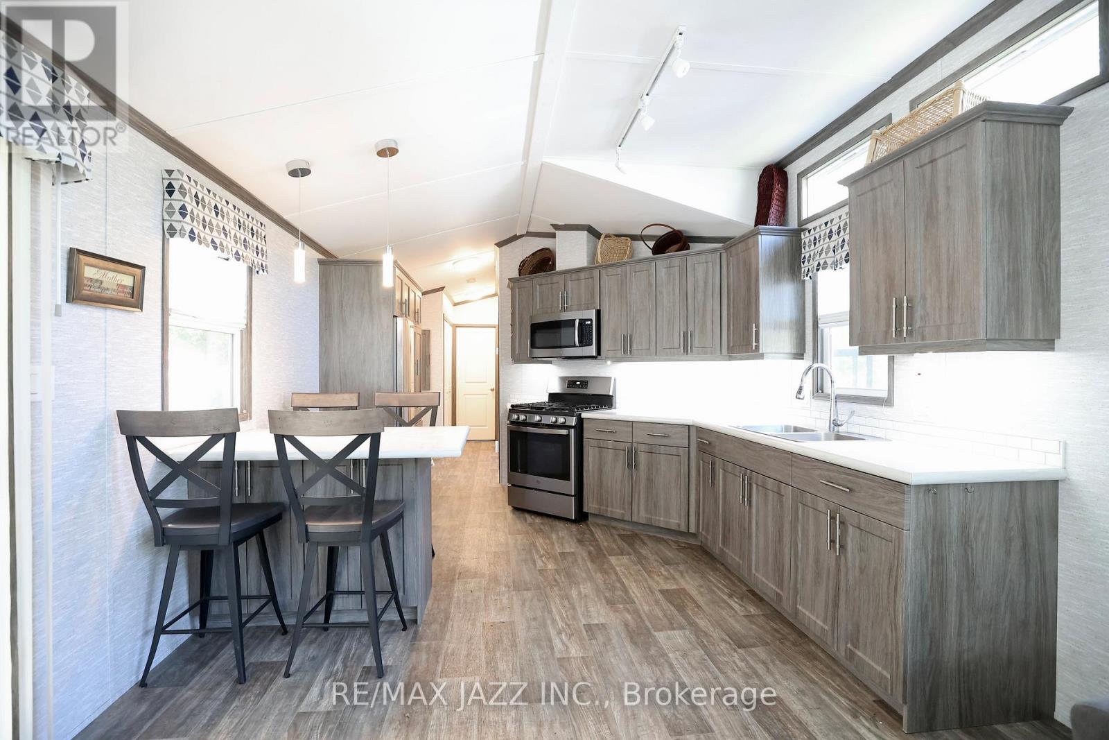 Photo 4 of 819 225 Platten Boulevard, Scugog ON