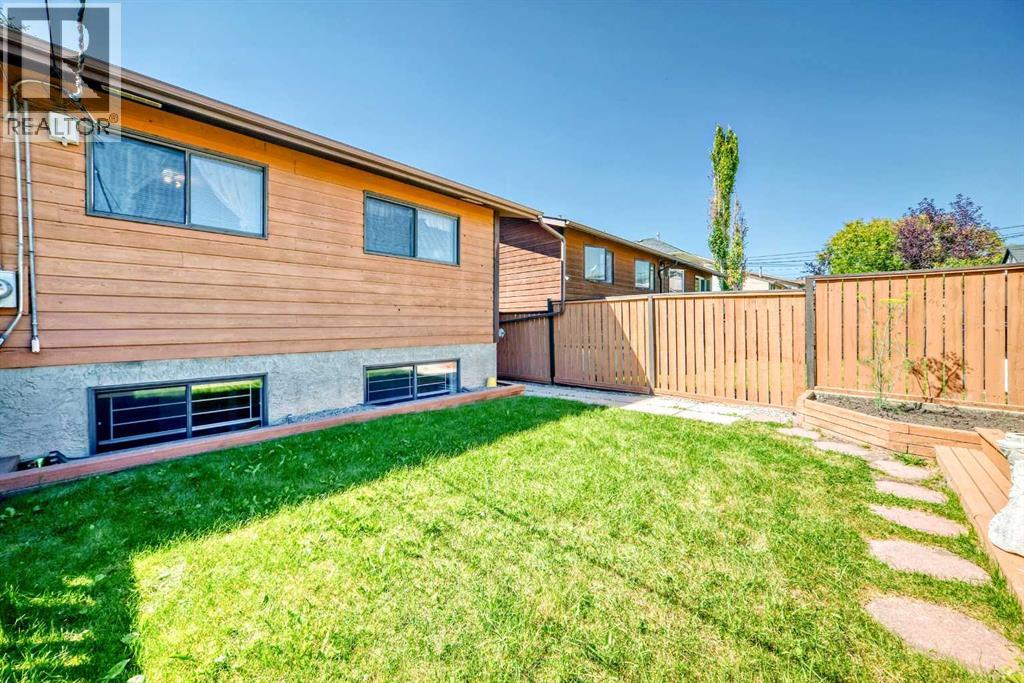 Photo 2 of 4808 19 Avenue Nw, Calgary AB