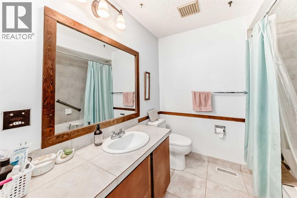 Photo 13 of 4808 19 Avenue Nw, Calgary AB