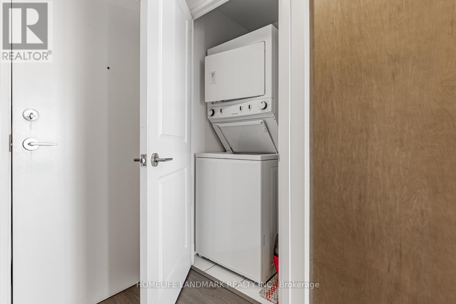 Photo 14 of 1606 55 Oneida Crescent, Richmond Hill ON