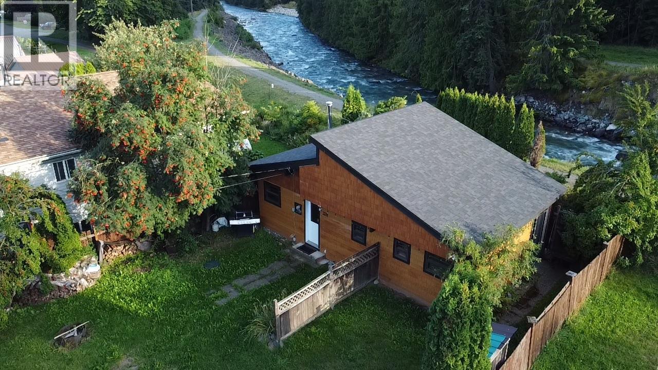 Photo 17 of 328 River Lane, Kaslo BC