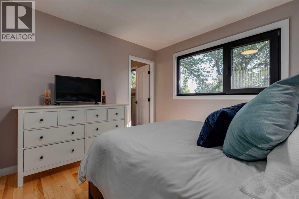 Single Family House 4 Level for Sale in  Brabourne Rise SW Braeside Calgary 