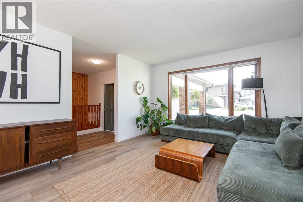 Photo 10 of 21 Gilbert Crescent, Red Deer AB