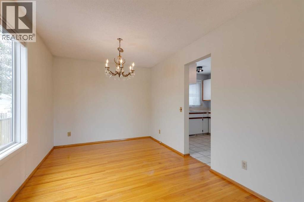 Photo 3 of 27 Pensacola Close Se, Calgary AB