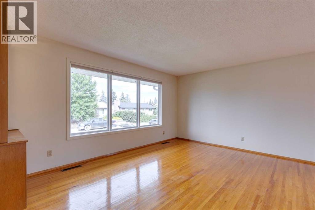 Photo 10 of 27 Pensacola Close Se, Calgary AB