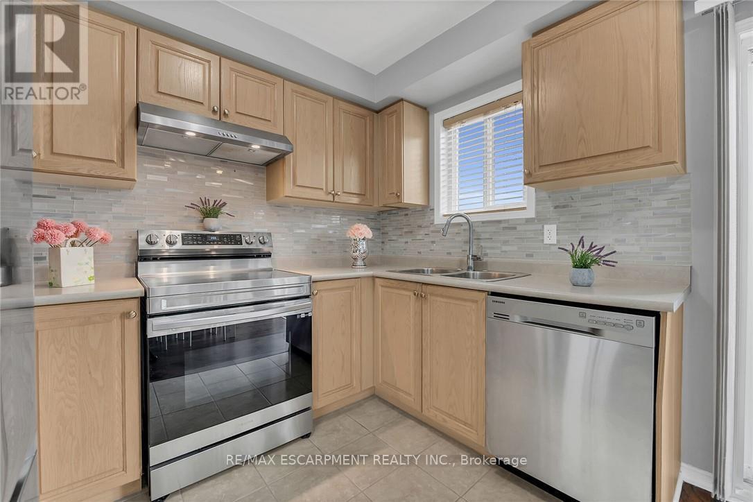 Photo 15 of 68 Powell Drive, Hamilton ON