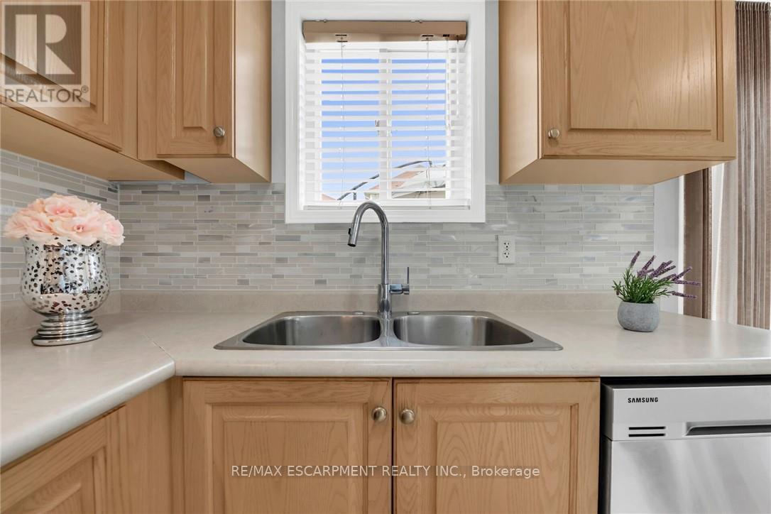Photo 16 of 68 Powell Drive, Hamilton ON