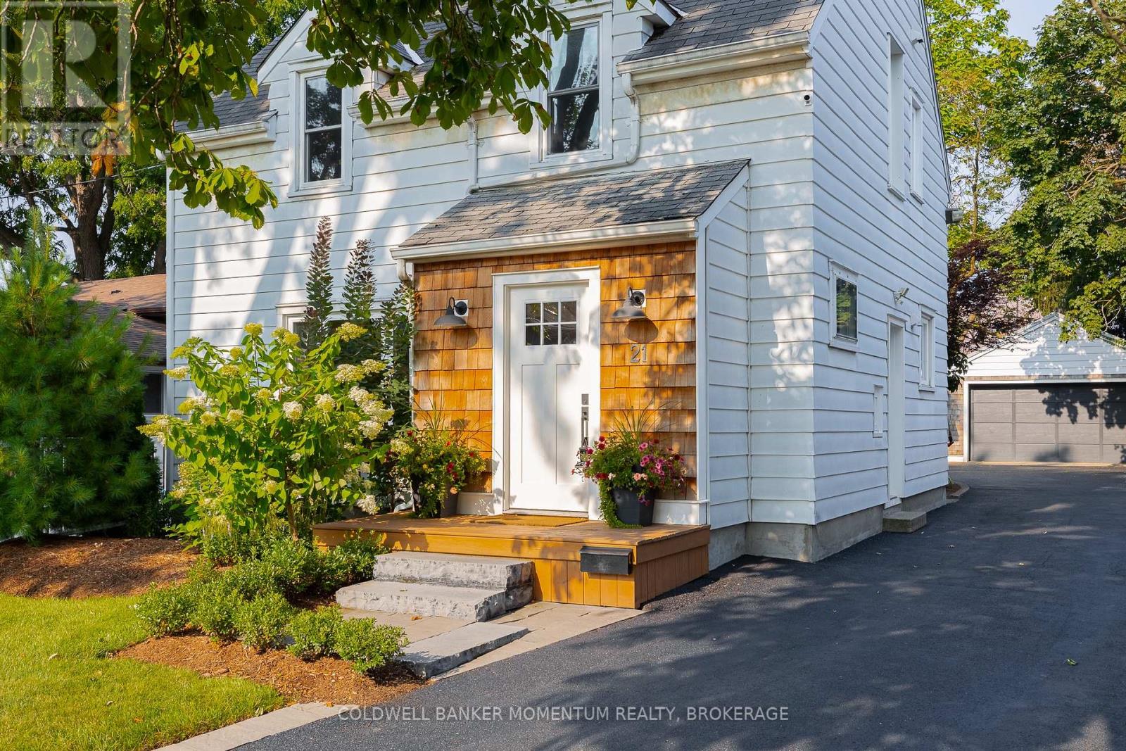 Photo 2 of 21 Carleton Street S, Thorold ON