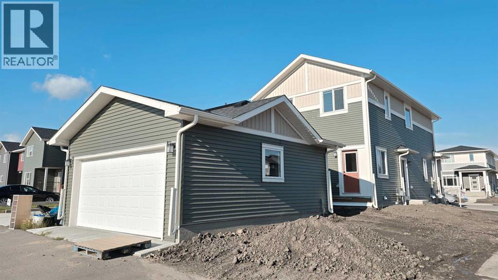 Photo 2 of 617 Baywater Manor Sw, Airdrie AB