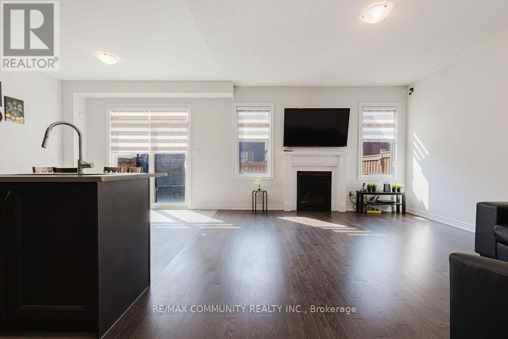 Photo 10 of 100 Folgate Crescent, Brampton ON