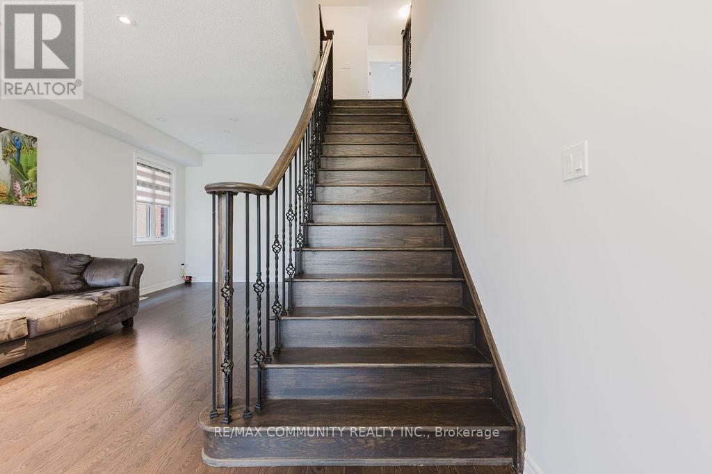 Photo 22 of 100 Folgate Crescent, Brampton ON