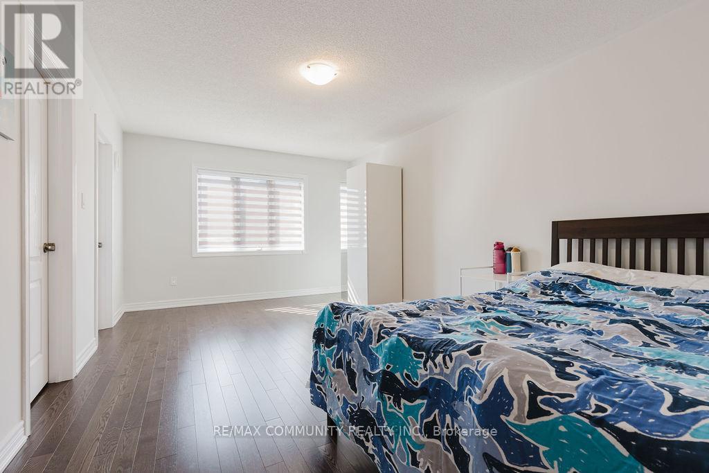 Photo 23 of 100 Folgate Crescent, Brampton ON
