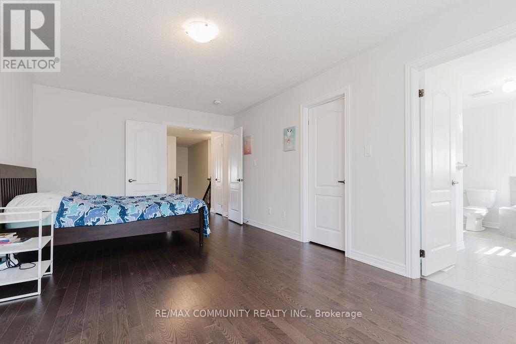 Photo 25 of 100 Folgate Crescent, Brampton ON