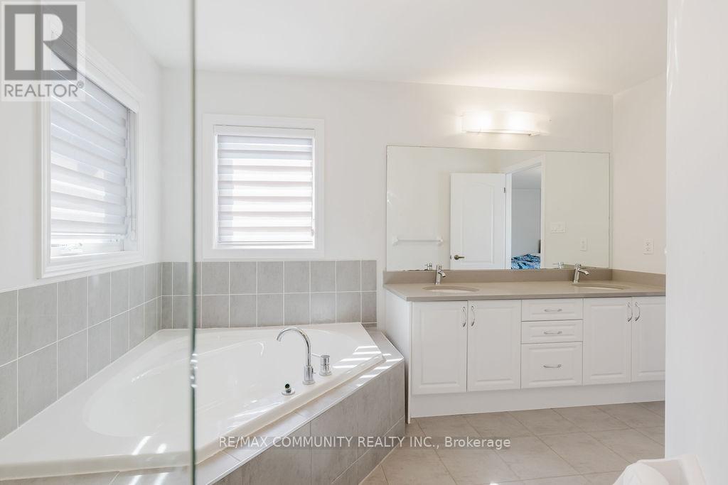 Photo 27 of 100 Folgate Crescent, Brampton ON