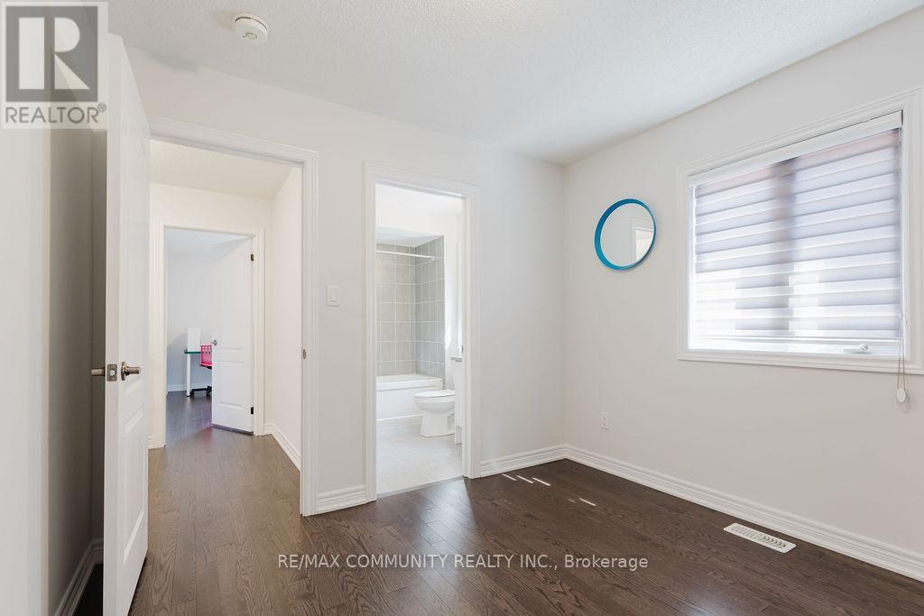 Photo 33 of 100 Folgate Crescent, Brampton ON