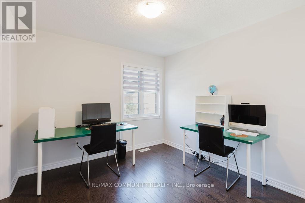 Photo 35 of 100 Folgate Crescent, Brampton ON
