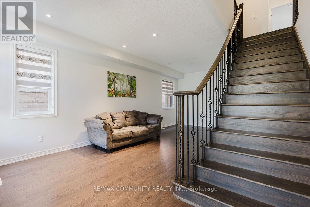 Photo 6 of 100 Folgate Crescent, Brampton ON