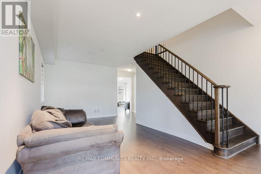 Photo 7 of 100 Folgate Crescent, Brampton ON