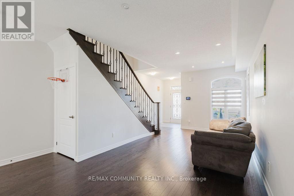 Photo 8 of 100 Folgate Crescent, Brampton ON