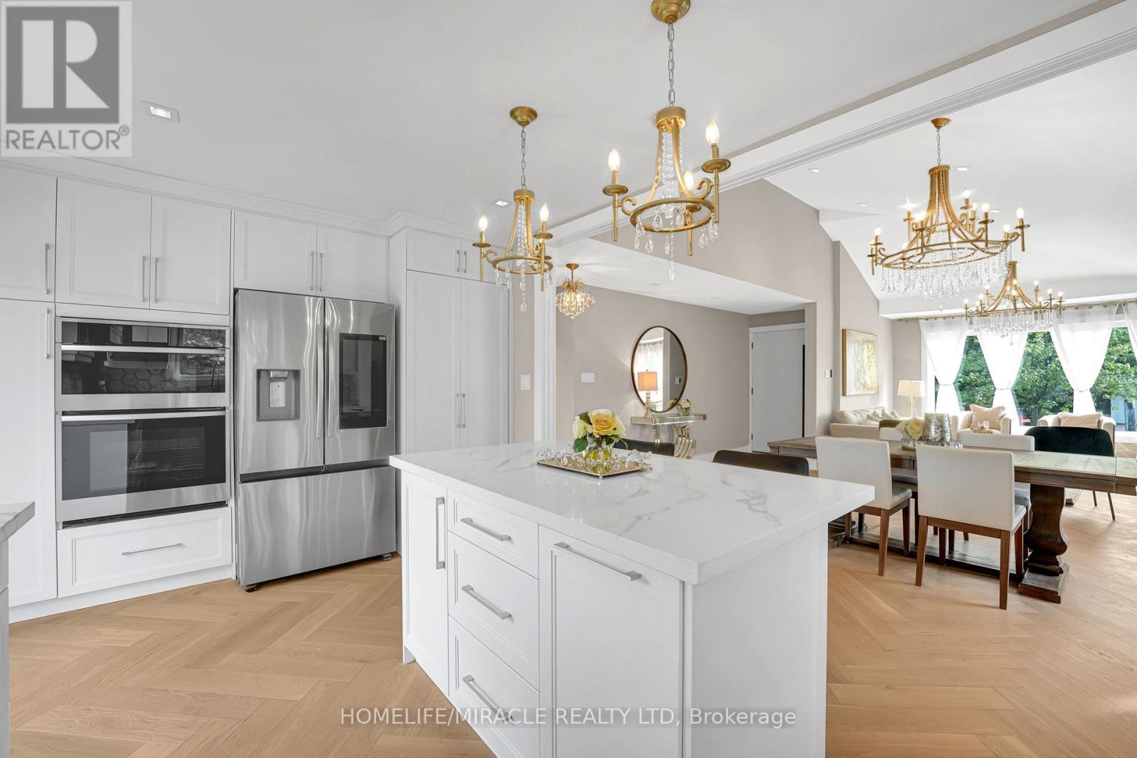 Photo 12 of 125 Elmcrest Road, Toronto ON