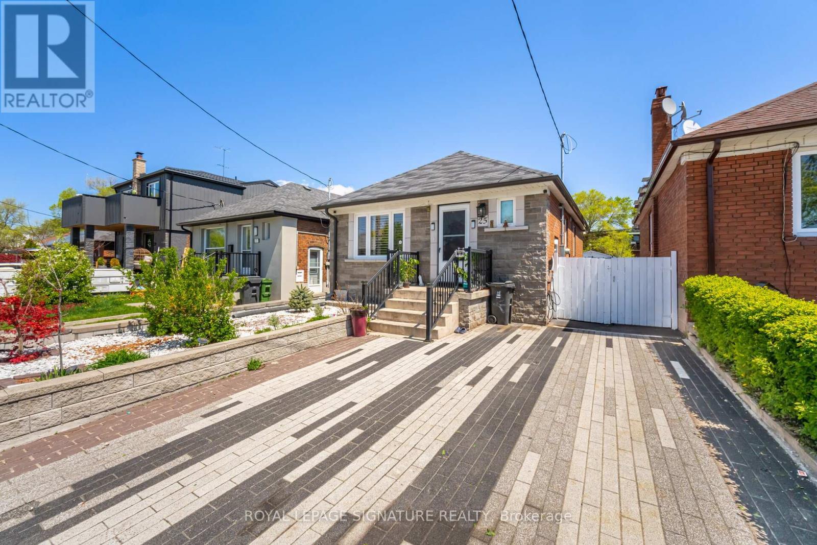 Photo 3 of 25 Handel Street, Toronto ON
