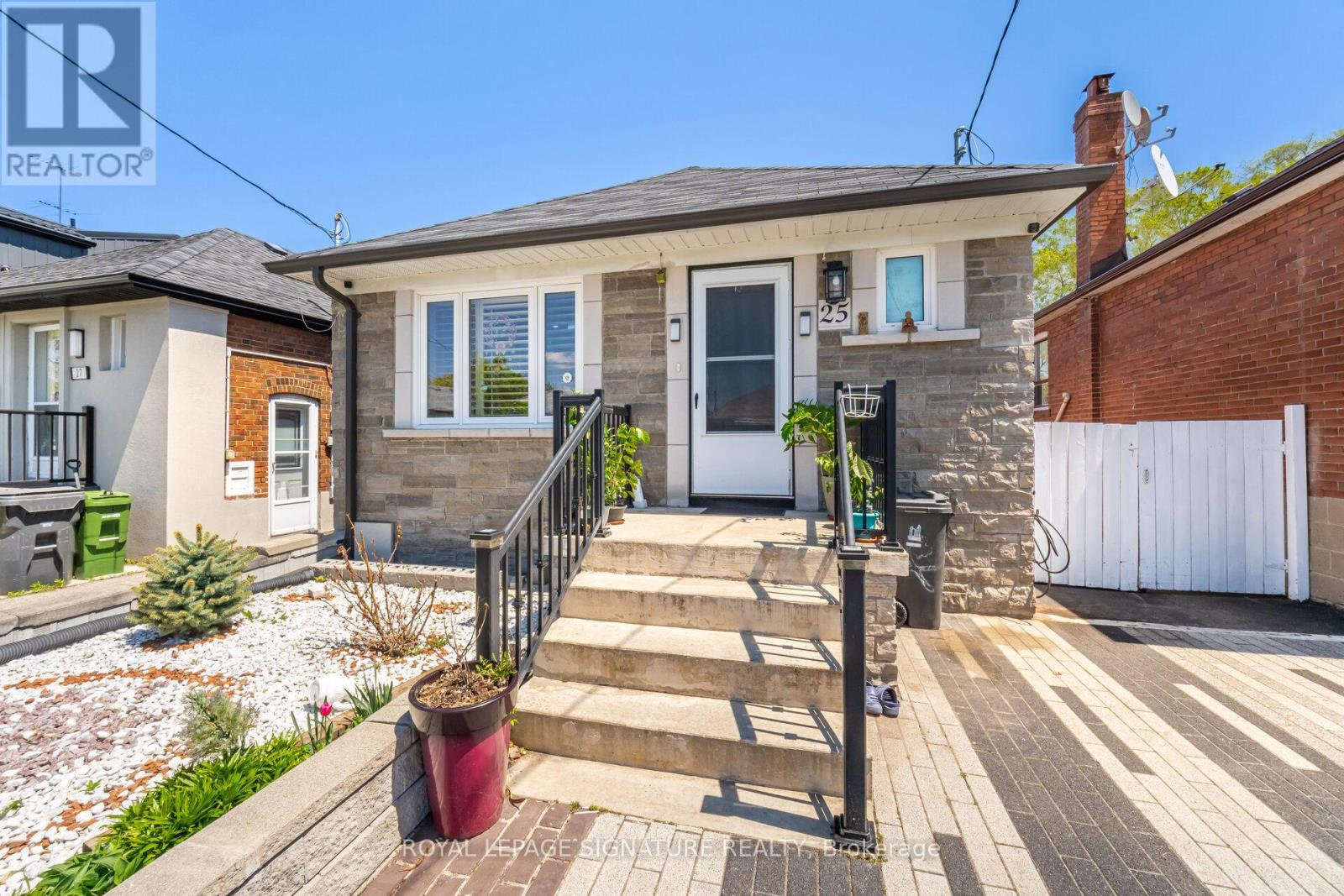 Photo 4 of 25 Handel Street, Toronto ON