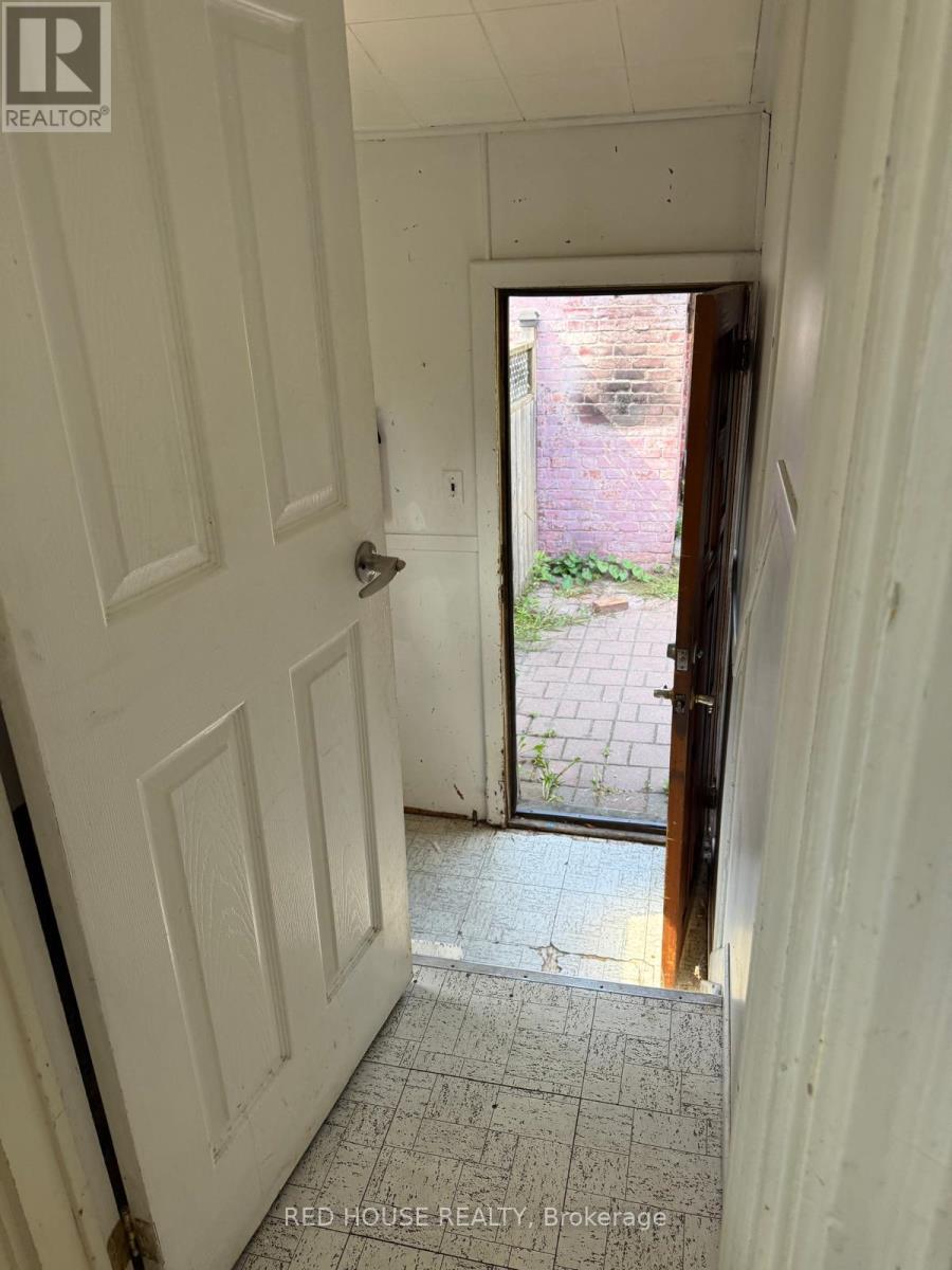 Photo 11 of Upper 22 Birchlea Avenue, Toronto ON