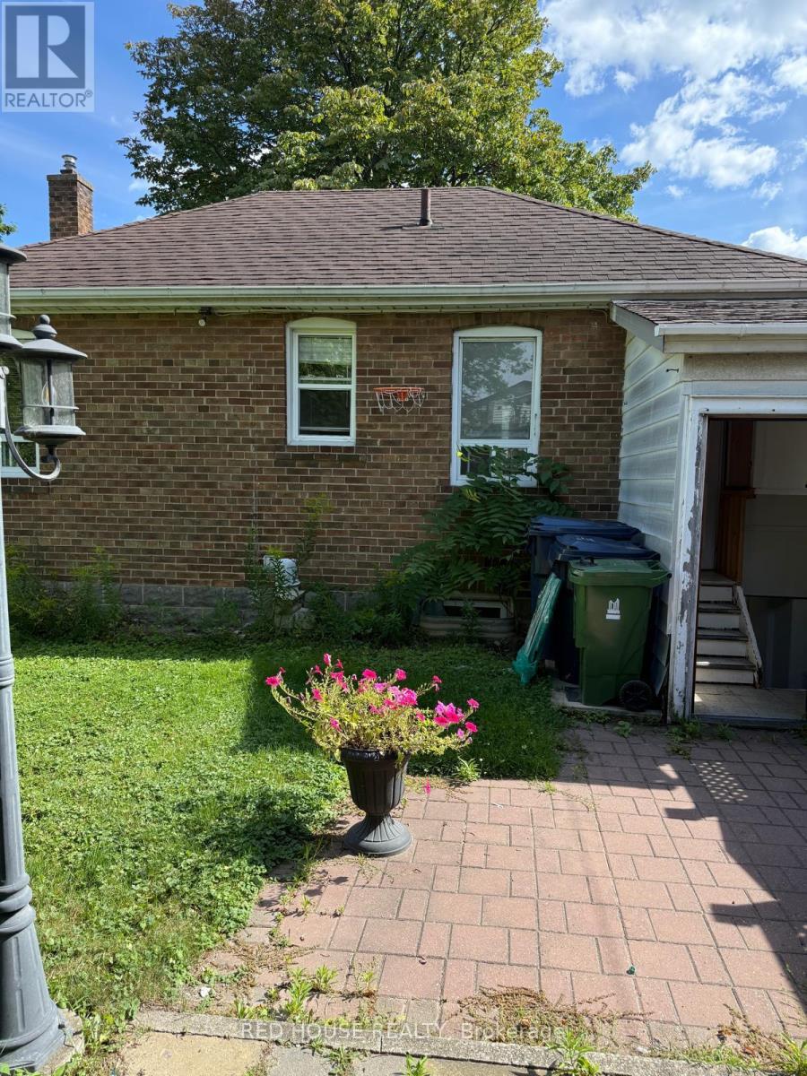 Photo 12 of Upper 22 Birchlea Avenue, Toronto ON