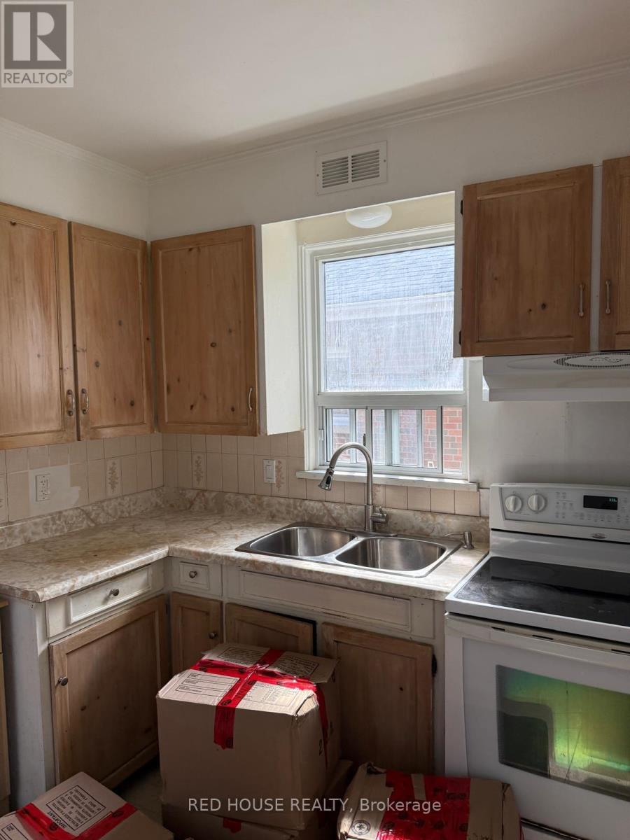 Photo 15 of Upper 22 Birchlea Avenue, Toronto ON
