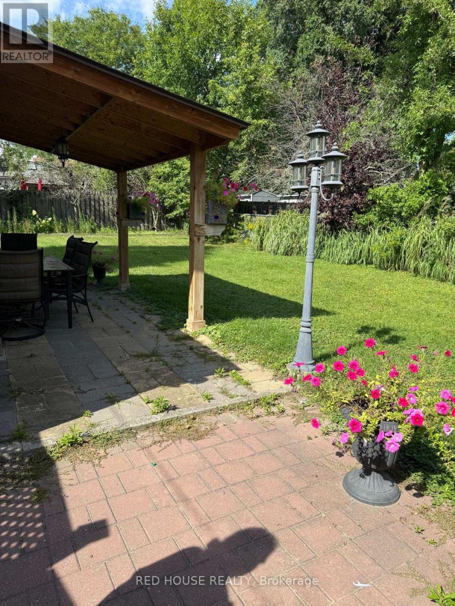 Photo 18 of Upper 22 Birchlea Avenue, Toronto ON