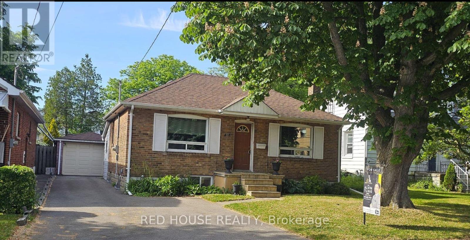 Photo 2 of Upper 22 Birchlea Avenue, Toronto ON