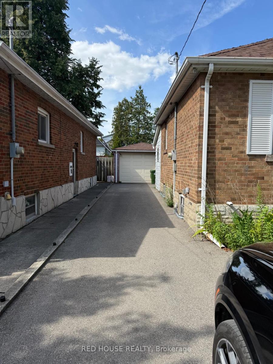 Photo 20 of Upper 22 Birchlea Avenue, Toronto ON