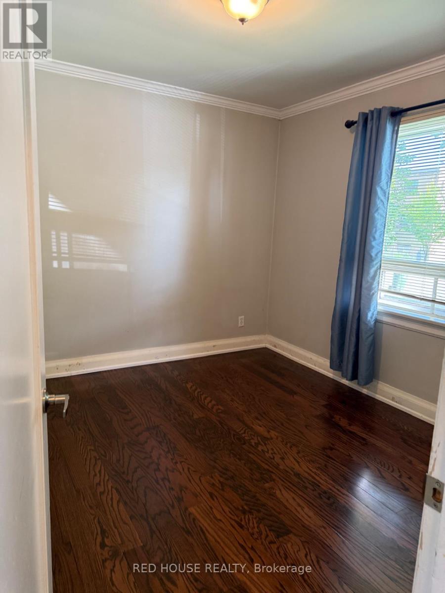 Photo 3 of Upper 22 Birchlea Avenue, Toronto ON