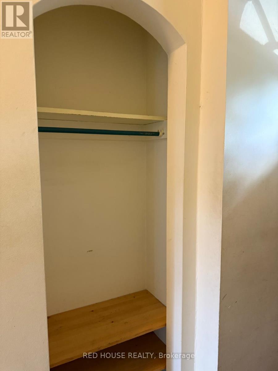 Photo 4 of Upper 22 Birchlea Avenue, Toronto ON