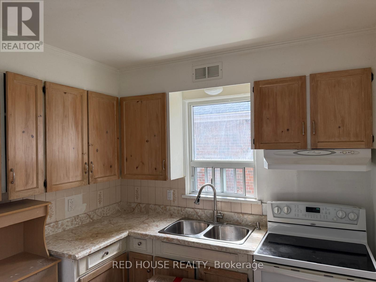 Photo 8 of Upper 22 Birchlea Avenue, Toronto ON