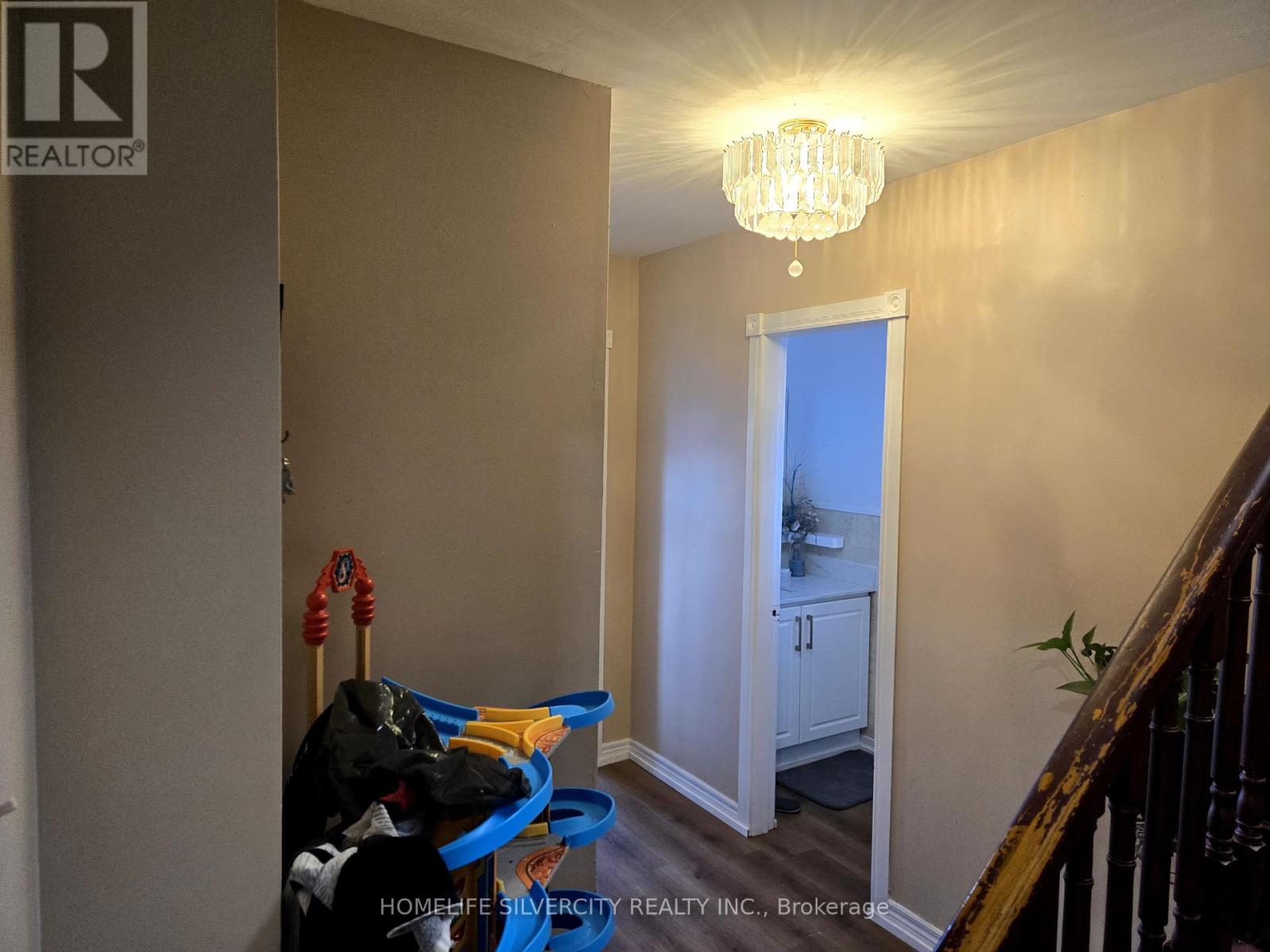 Photo 11 of 7585 Wrenwood Crescent, Mississauga ON