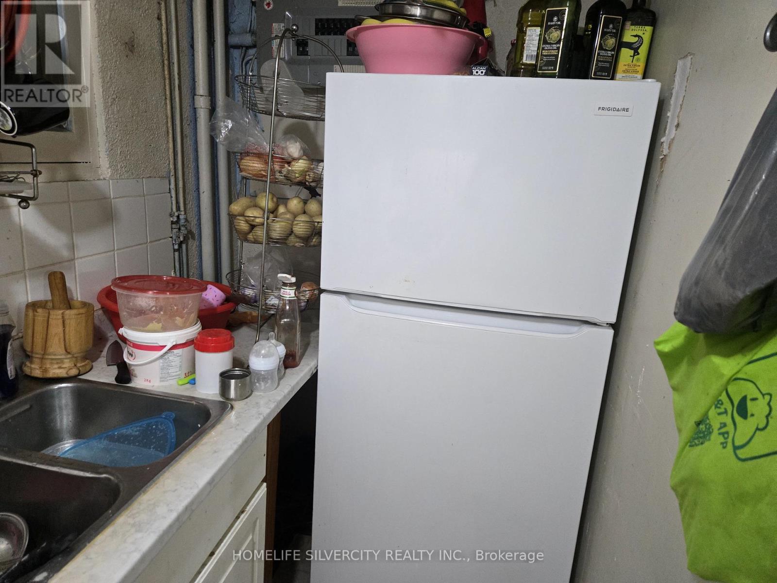 Photo 8 of 7585 Wrenwood Crescent, Mississauga ON