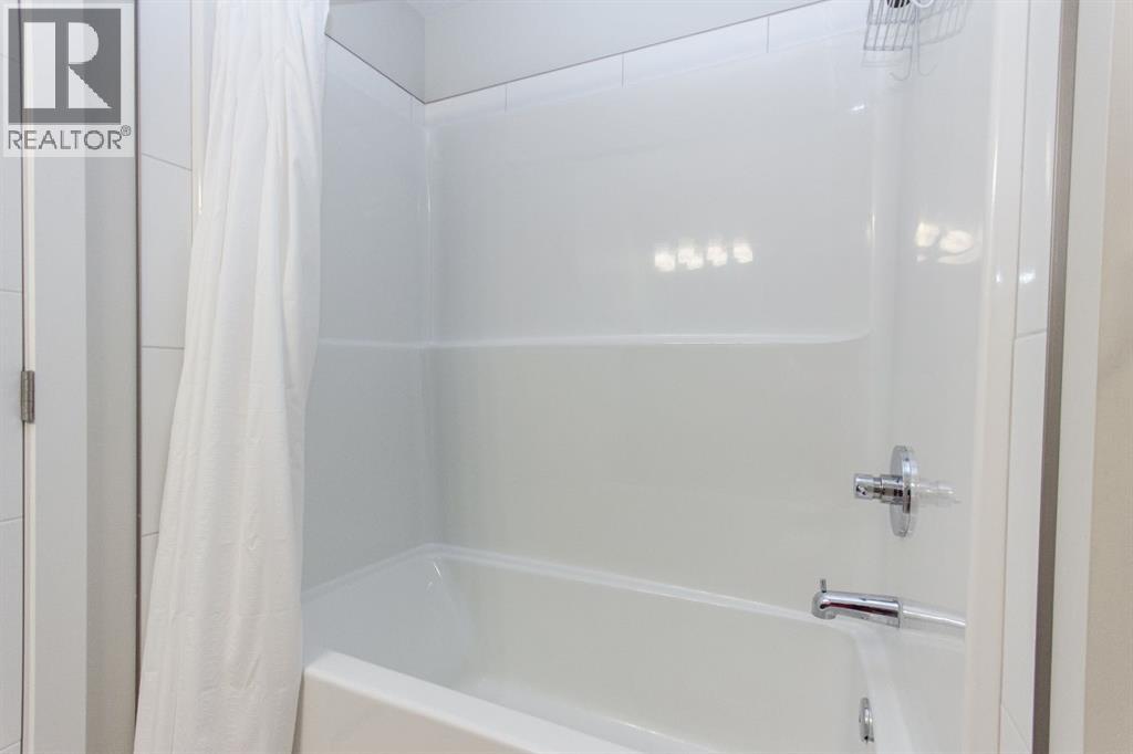 Single Family House Bi-level for Sale in  Ellington Crescent Evergreen Red Deer 