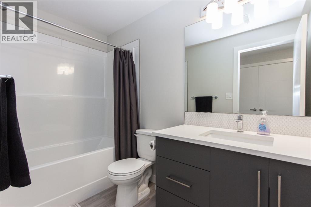 Single Family House Bi-level for Sale in  Ellington Crescent Evergreen Red Deer 