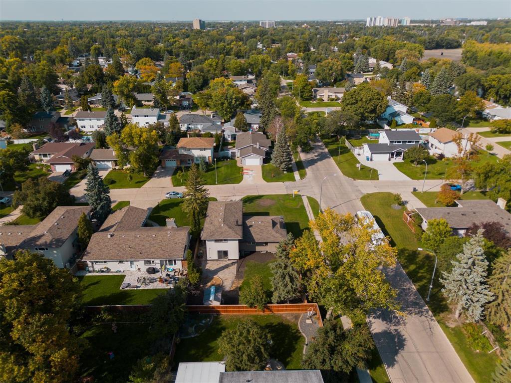 Photo 6 of 83 Robert Service Bay, Winnipeg MB