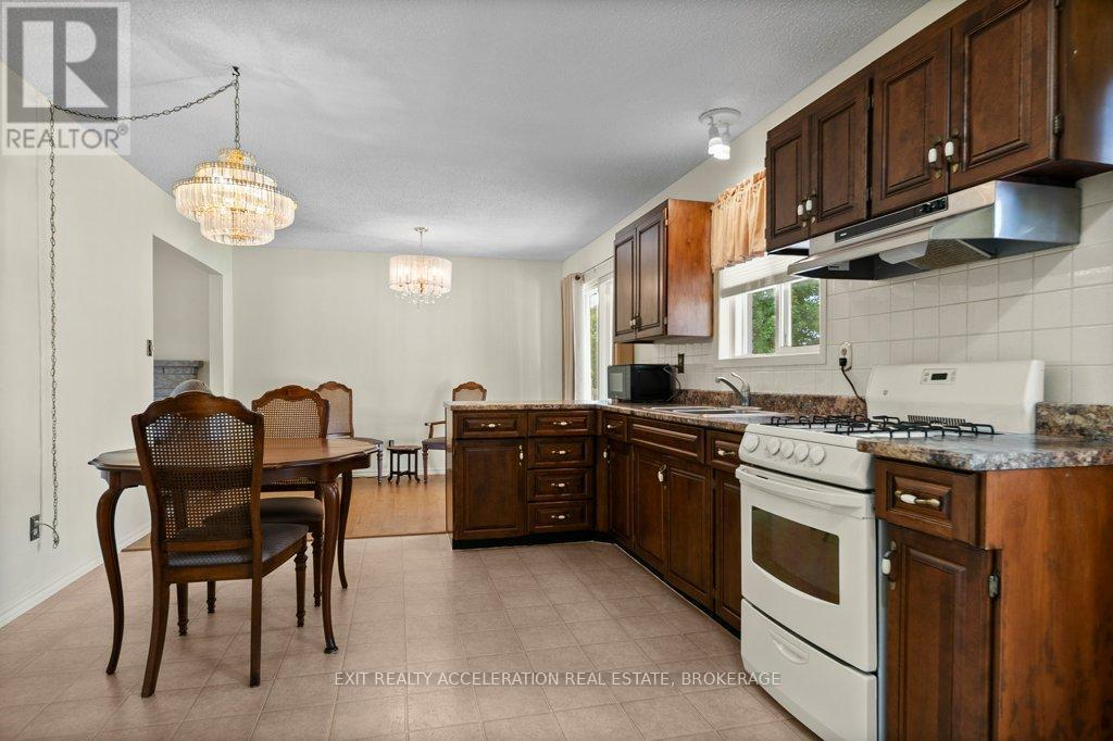 Photo 10 of 28 Sunset Crescent, Greater Napanee ON