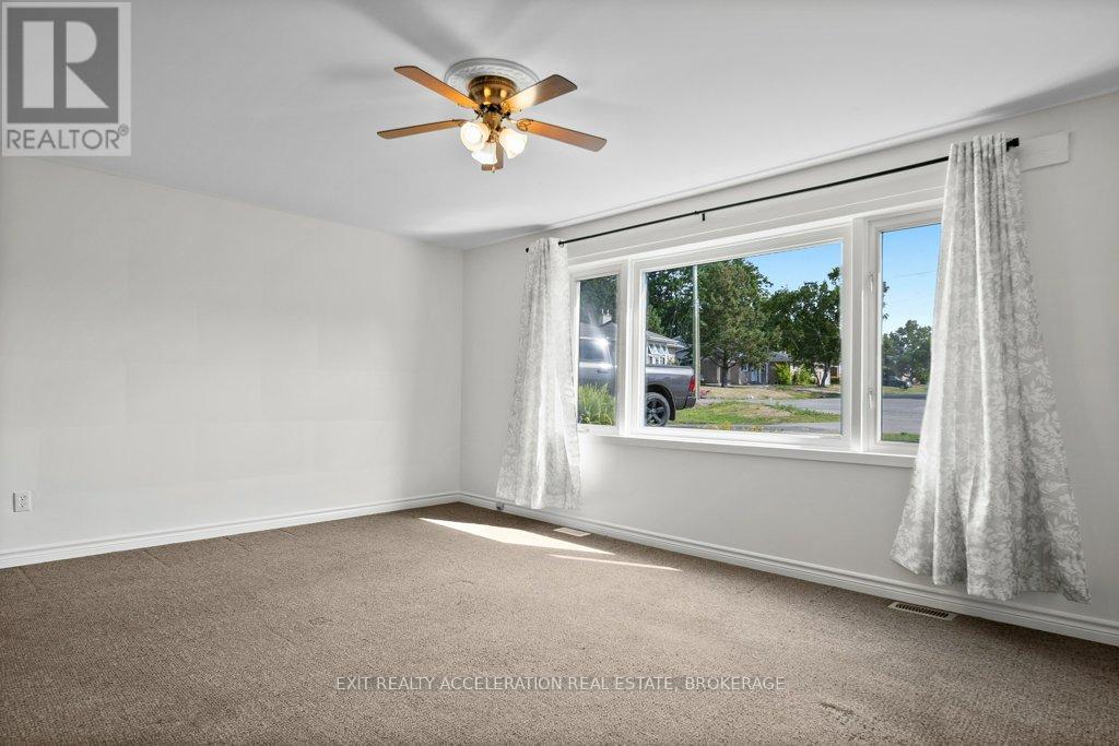Photo 16 of 28 Sunset Crescent, Greater Napanee ON
