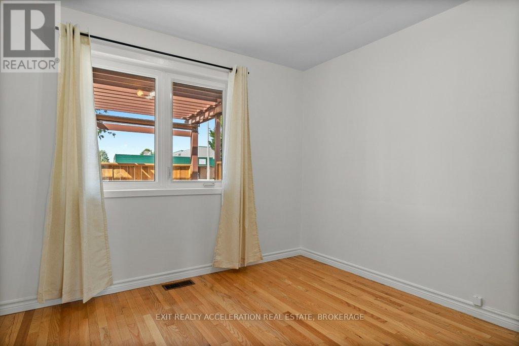 Photo 20 of 28 Sunset Crescent, Greater Napanee ON