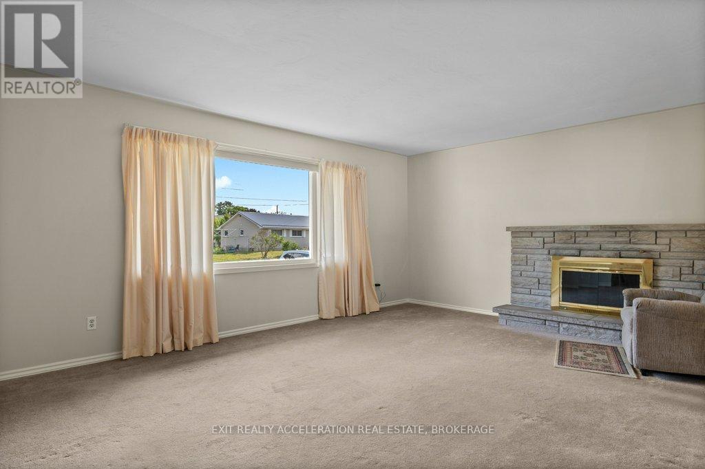 Photo 6 of 28 Sunset Crescent, Greater Napanee ON