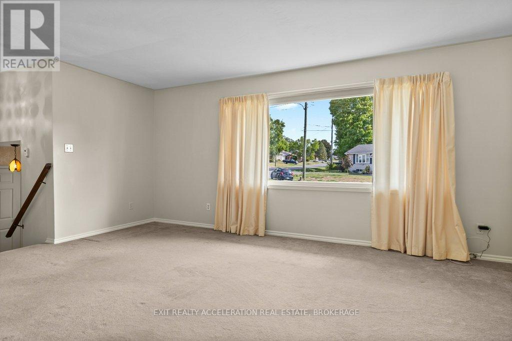 Photo 8 of 28 Sunset Crescent, Greater Napanee ON