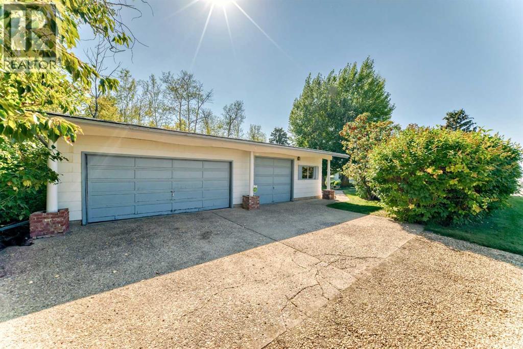 Photo 9 of 3919 39 Street Close, Ponoka AB
