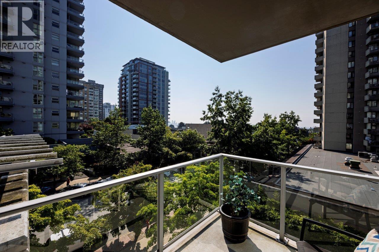Photo 4 of 301 120 W 16th Street, North Vancouver BC